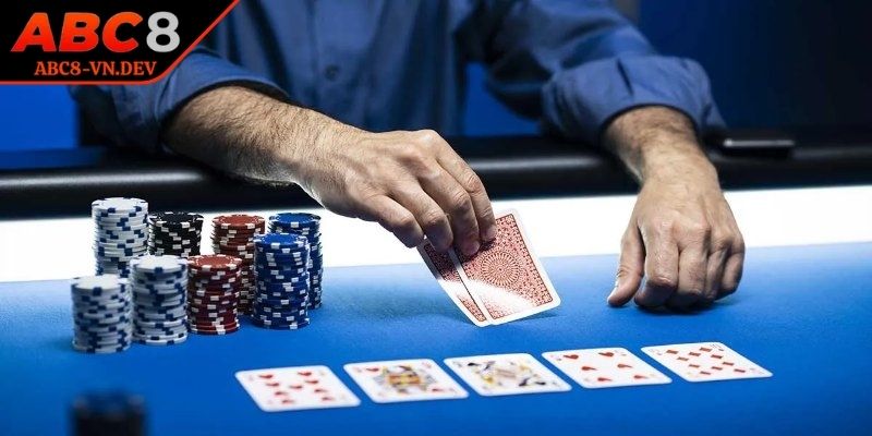 Poker Abc8 - Game Bài Hấp Dẫn Top Đầu Thời Điểm Hiện Tại 3 Người chơi biết quan sát đối thủ khi chơi Poker